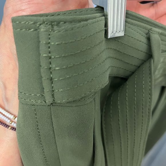 Banana Republic pants in a gorgeous green, super in fashion. - Picture 8 of 9